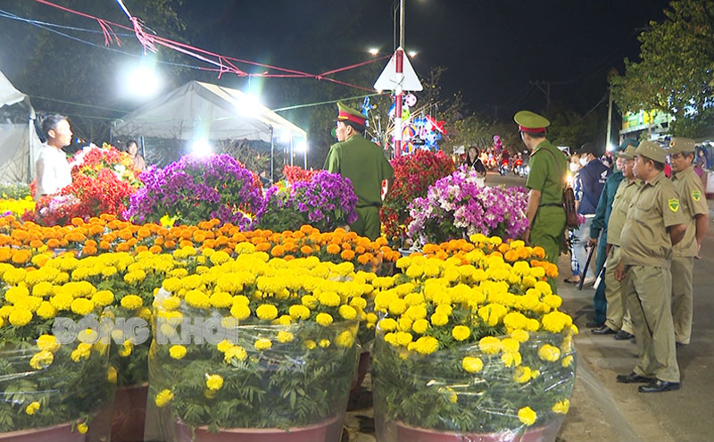 Bảo đảm tốt an ninh trật tự cho nhân dân vui xuân, đón Tết Lực lượng Công an tuần tra bảo đảm an ninh trật tự tại khu vực chợ hoa xuân.