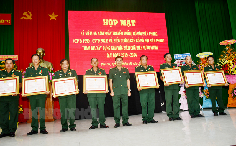 Đại tá Võ Văn Ngon - Bí thư Đảng ủy, Chính ủy Bộ đội Biên phòng tỉnh trao Huân chương cho các cá nhân.