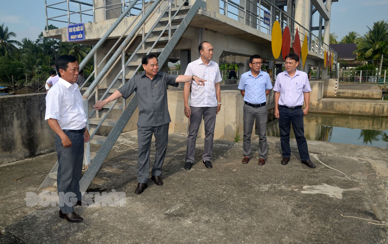 Chủ tịch UBND tỉnh Trần Ngọc Tam khảo sát cống ngăn mặn, trữ ngọt trên địa bàn huyện Giồng Trôm.