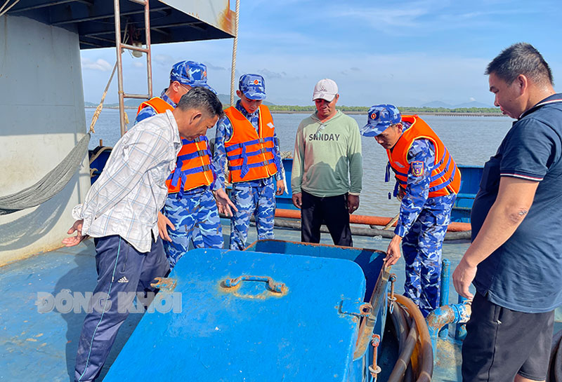 Nâng cao hiệu quả thực thi pháp luật trên biển Kiểm tra hàng hóa trên tàu NĐ 05368. Ảnh: Đ. Định