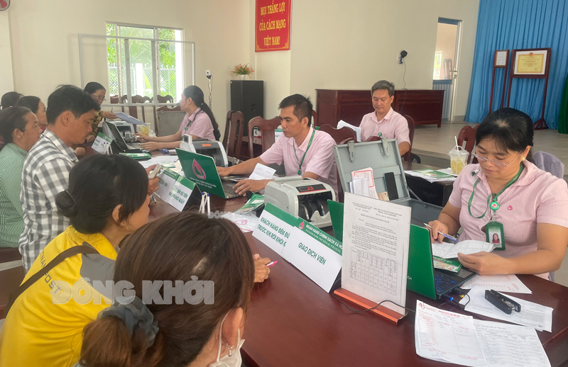 NHCSXH giao dịch với khách hàng tại điểm giao dịch xã An Định, huyện Mỏ Cày Nam.