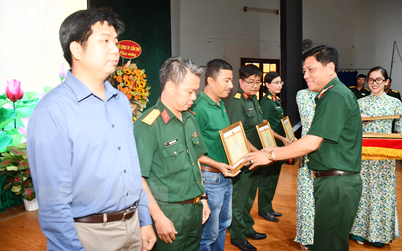 Trao khen thương cho các tập thể, cá nhân.