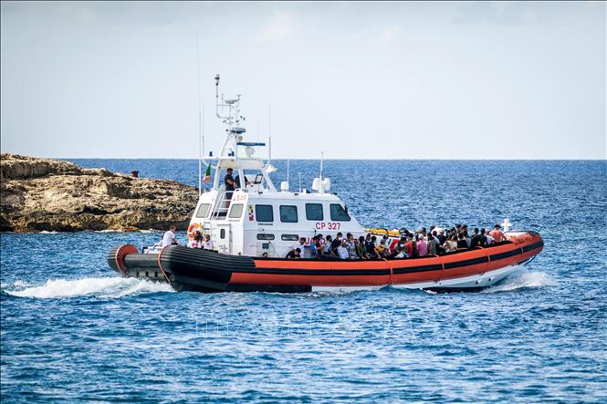 Quốc hội Albania thông qua thỏa thuận với Italy giải quyết vấn đề người di cư Tàu chở người di cư tới nơi tiếp nhận tạm thời trên đảo Lampedusa, Italy, ngày 11-7-2022. Ảnh tư liệu: AFP/TTXVN