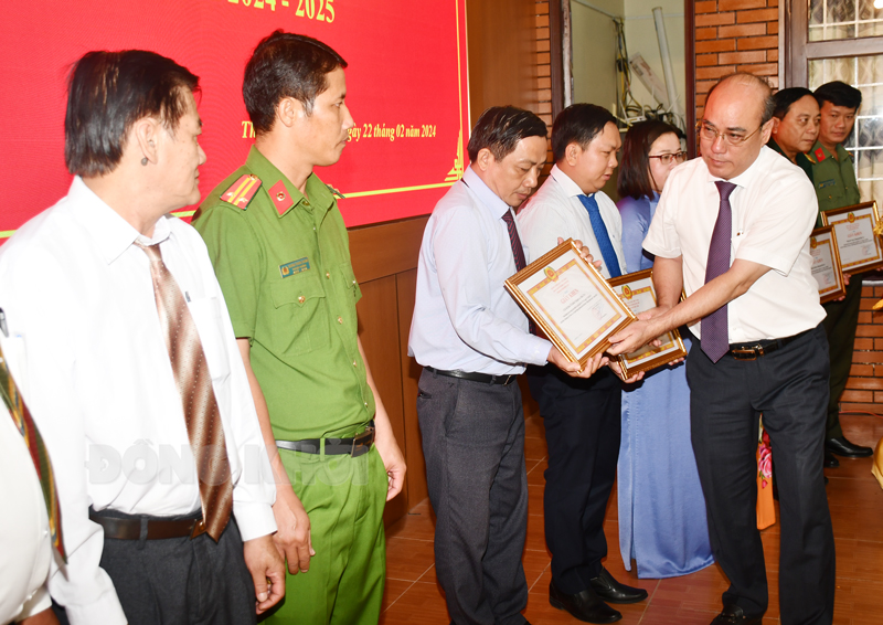 Bí thư Thành ủy Nguyễn Văn Tuấn trao giấy khen cho các tập thể tiêu biểu.