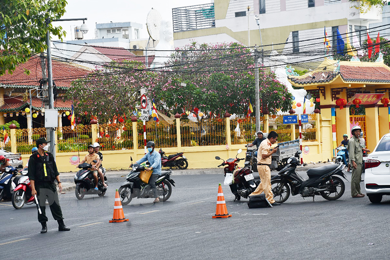 Lực lượng chức năng xử lý vụ va quẹt giao thông trên đường Nguyễn Đình Chiểu, phường An Hội, TP. Bến Tre.