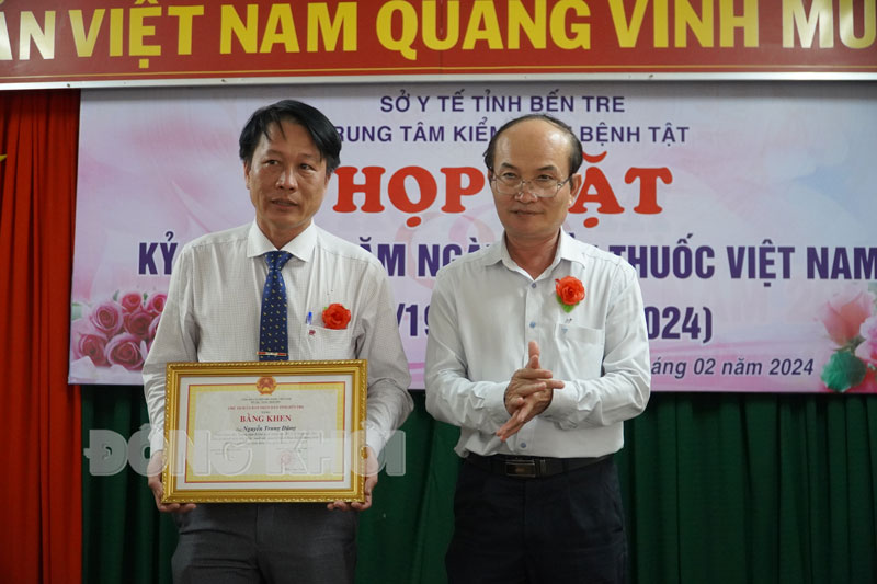 Giám đốc Sở Y tế Nguyễn Văn Oanh trao bằng khen của UBND tỉnh cho cá nhân tiêu biểu trong phong trào thi đua yêu nước