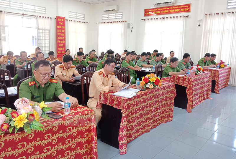 Sơ kết 45 ngày thực hiện cao điểm bảo đảm trật tự an toàn giao thông Đại biểu dự hội nghị.