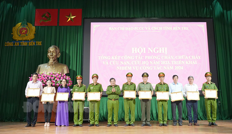 Đại tá Lê Văn Hòa trao bằng khen của UBND tỉnh cho các tập thể, cá nhân tiêu biểu.