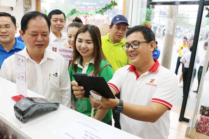 Ngành ngân hàng đẩy mạnh chuyển đổi số phục vụ người dân và doanh nghiệp Hướng dẫn thanh toán không dùng tiền mặt tại các trung tâm thương mại trên địa bàn TP. Bến Tre.