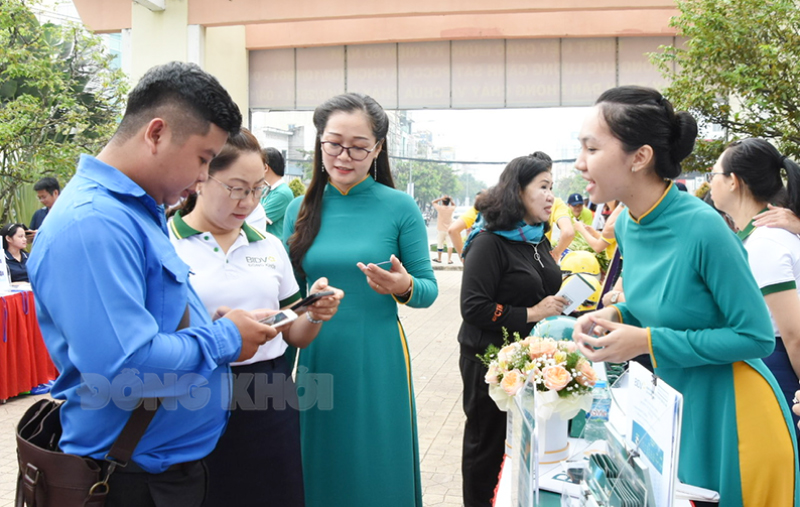 Ngành ngân hàng đẩy mạnh chuyển đổi số phục vụ người dân và doanh nghiệp Hướng dẫn thanh toán không dùng tiền mặt tại các tuyến đường trung tâm TP. Bến Tre.