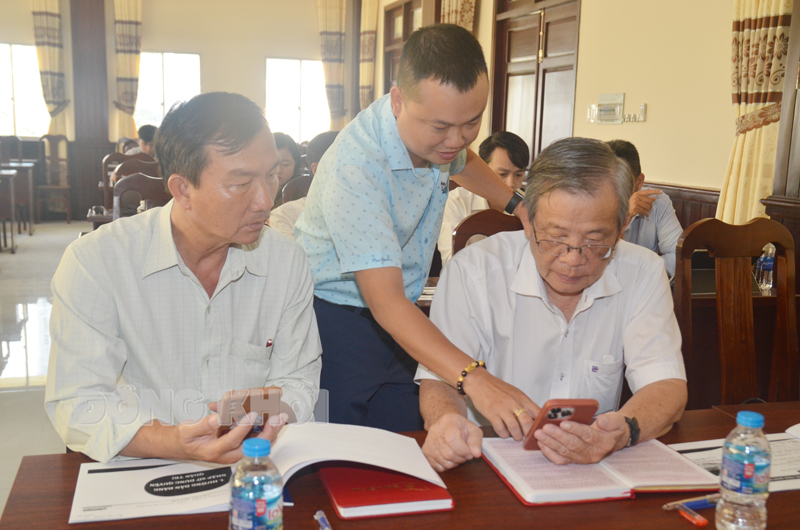 Phó giám đốc Viettel Bến Tre Nguyễn Lê Nhật Quang hướng dẫn các thành viên Ban Chỉ đạo 965 cài đặt và đăng nhập vào Web quản trị.