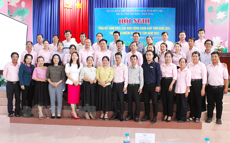 Đại biểu tham dự hội nghị chụp ảnh lưu niệm.