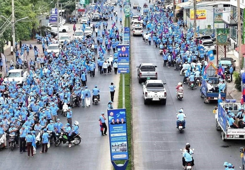 Kết thúc hoạt động vận động tranh cử bầu cử Thượng viện Campuchia Hoạt động diễu hành vận động tranh cử của CPP tại Thủ đô Phnom Penh, sáng 10-02-2024. (Ảnh: TTXVN phát)
