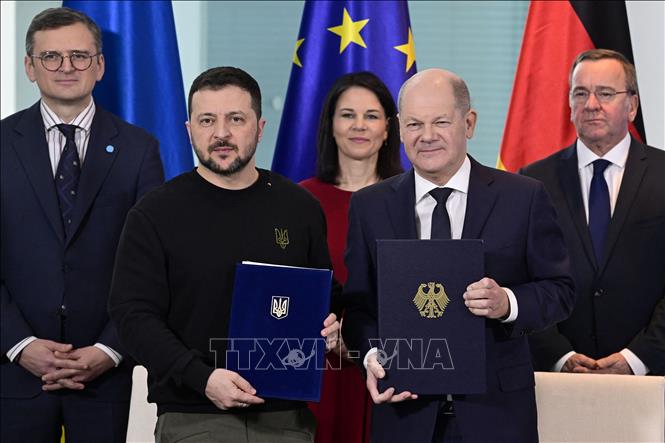 Thủ tướng Đức Olaf Scholz (thứ 2, phải) và Tổng thống Ukraine Volodymyr Zelensky (thứ 2, trái) ký thỏa thuận an ninh song phương tại Berlin ngày 16/2/2024. Ảnh: AFP/TTXVN