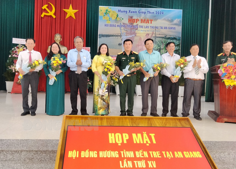 Họp mặt Hội đồng hương tỉnh Bến Tre tại An Giang lần thứ XV năm 2024 Ban liên lạc Hội đồng hương Bến Tre tại An Giang tặng hoa lãnh đạo tỉnh.