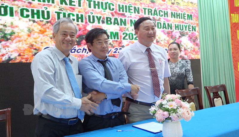 Lãnh đạo UBND huyện thể hiện sự đồng lòng, quyết tâm thực hiện đạt và vượt chỉ tiêu, nhiệm vụ kế hoạch phát triển kinh tế - xã hội năm 2024.