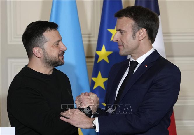 Tổng thống Ukraine Volodymyr Zelensky và người đồng cấp Pháp Emmanuel Macron tại cuộc hưpj báo chung ngày 16-2-2024. Ảnh: AFP/TTXVN