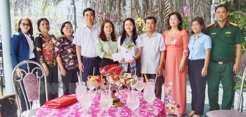 Chủ tịch Hội LHPN tỉnh Nguyễn Thị Kim Thoa thăm và tặng quà nữ tân binh tại huyện Giồng Trôm.