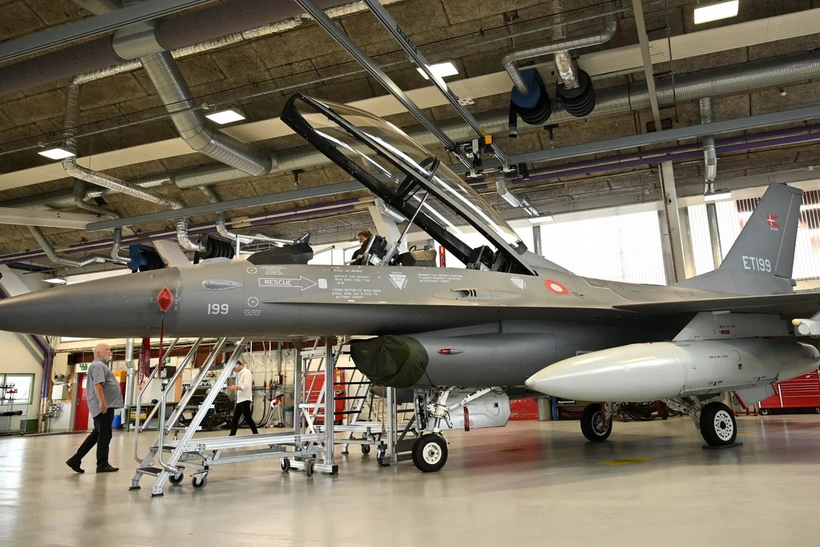 Máy bay tiêm kích F-16B tại căn cứ không quân Skrydstrup ở thị trấn Vojens, Đan Mạch, ngày 20-8-2023. (Ảnh: AFP/TTXVN)
