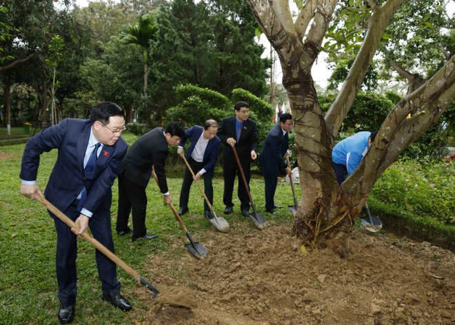 Chủ tịch Quốc hội Vương Đình Huệ trồng cây tại Khu Di tích Lịch sử Quốc gia Đặc biệt Kim Liên (xã Kim Liên, huyện Nam Đàn). Ảnh: Nhan Sáng/TTXVN