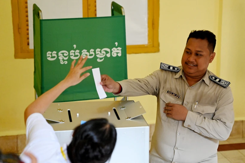 Gần 99,9% cử tri tham gia hoạt động bầu cử Thượng viện Campuchia Cử tri bỏ phiếu tại điểm bầu cử ở Phnom Penh (Campuchia) ngày 25-2-2024. (Ảnh: AFP/TTXVN)