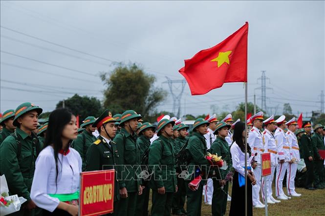 Tân binh hăng hái lên đường thực hiện nghĩa vụ Công an nhân dân