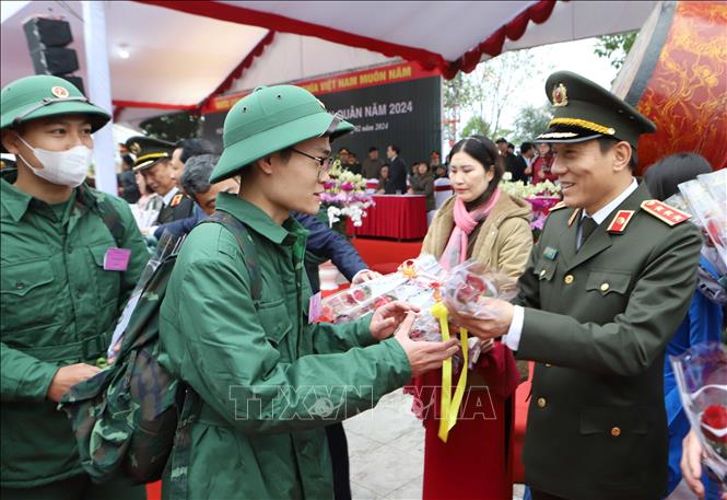 Tân binh hăng hái lên đường thực hiện nghĩa vụ Công an nhân dân Ngày 25-2-2024, hơn 3.000 thanh niên ưu tú tỉnh Thái Bình đã hăng hái lên đường nhập ngũ. Trong ảnh: Thượng tướng Lương Tam Quang, Ủy viên Trung ương Đảng, Thứ trưởng Bộ Công an tặng hoa chúc mừng các tân binh. Ảnh: Thế Duyệt/TTXVN