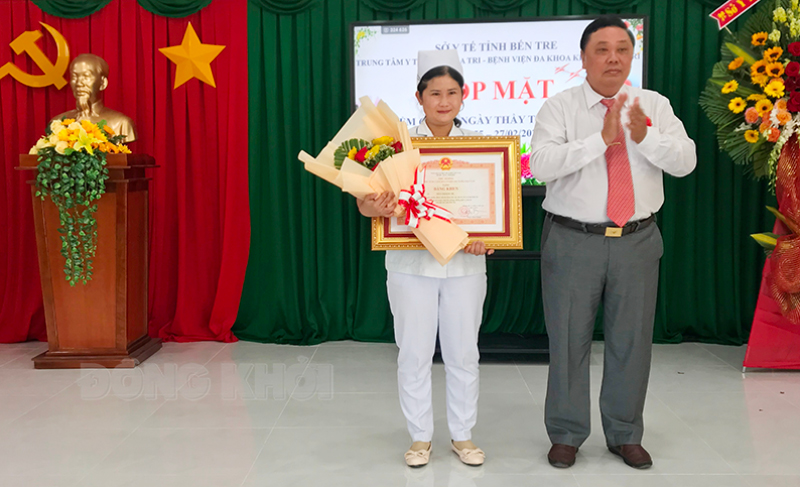 Trao bằng khen của Thủ tướng Chính phủ cho viên chức của ngành y tế huyện. Ảnh: Trà Dũng