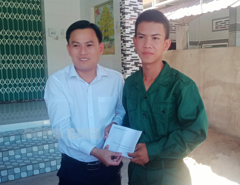 Bí thư Huyện ủy Hà Quốc Cường đến thăm và tặng quà cho thanh niên Nguyễn Vũ Hà ở ấp Tân Điền, xã Thành Thới B.