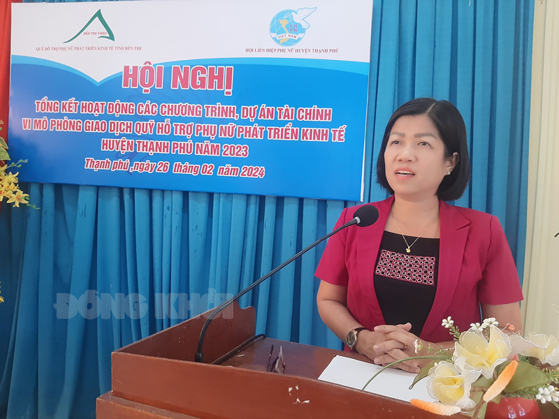 Phó chủ tịch Hội LHPN tỉnh Võ Ái Hòa phát biểu tại hội nghị. Ảnh: Văn Minh