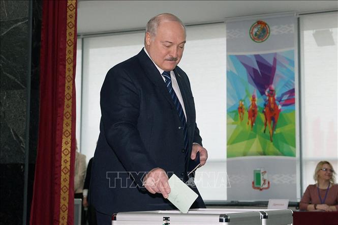 Tổng thống Belarus Alexander Lukashenko bỏ phiếu bầu Hạ viện và Hội đồng địa phương tại điểm bầu cử ở Minsk, ngày 25-2-2024. Ảnh: AFP/TTXVN