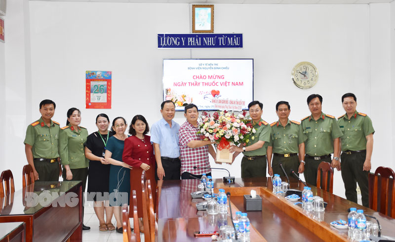 Đại tá Trương Sơn Lâm thăm, tặng hoa và chúc mừng tại Bệnh viện Nguyễn Đình Chiểu.