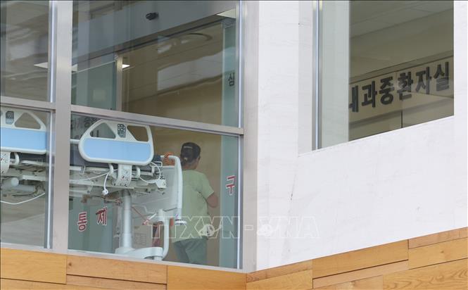 Cảnh sát Hàn Quốc điều tra các lãnh đạo chủ chốt của hai hiệp hội bác sĩ Nhân viên y tế làm việc tại một bệnh viện ở Seoul, Hàn Quốc, ngày 25-2-2024. Ảnh: Yonhap/TTXVN