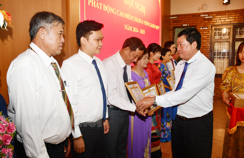 Phó bí thư Thường trực Thành ủy Võ Thanh Hồng trao giấy khen cho các cá nhân tiêu biểu trong phong trào thi đua “Đồng khởi mới”.