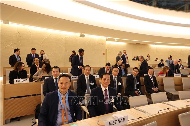 Bộ trưởng Ngoại giao Bùi Thanh Sơn và Đại sứ phái đoàn thường trực Việt Nam tại Geneva Mai Phan Dũng cùng đoàn công tác của Việt Nam tham dự Phiên họp. Ảnh: Nguyễn Anh Hiển/Pv TTXVN tại Thụy Sỹ