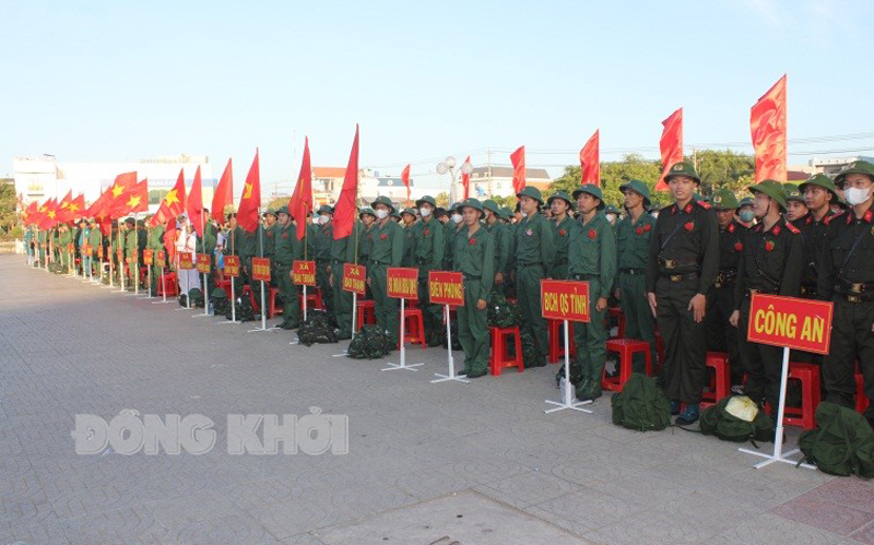 Lực lượng tân binh quê hương Ba Tri tham nghĩa vụ quân sự và công an năm 2024. Ảnh: Lê Đệ.