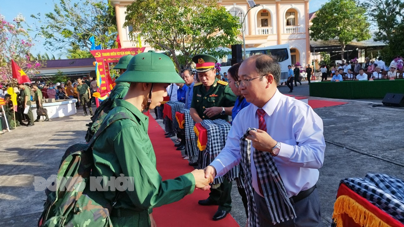 Bí thư Huyện ủy - Chủ tịch UBND huyện Nguyễn Văn Dũng trao quà, động viên tân binh lên đường nhập ngũ. Ảnh: Sơn Tùng.