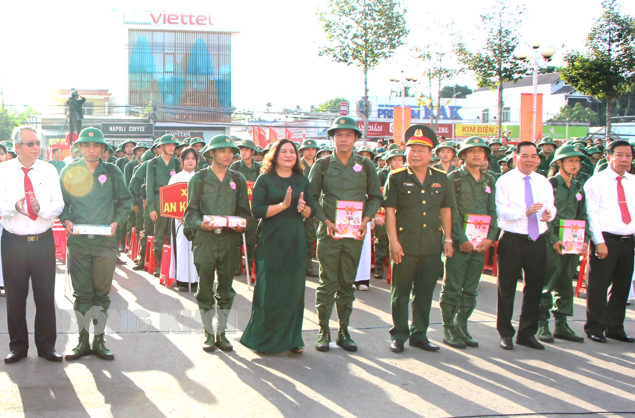 Các đồng chí lãnh đạo tỉnh trao hoa và quà chúc mừng các tân binh lên đường nhập ngũ. Ảnh: Hữu Hiệp