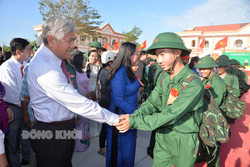 Trưởng Ban tổ chức Tỉnh ủy Nguyễn Văn Đức động viên tân binh. Ảnh: Vũ Lâm.