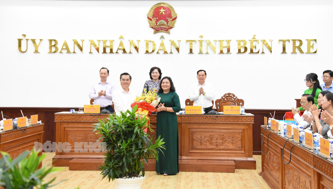 Quyền Bí thư Tỉnh ủy - Chủ tịch HĐND tỉnh Hồ Thị Hoàng Yến trao hoa cảm ơn lãnh đạo Ngân hàng Vietcombank.