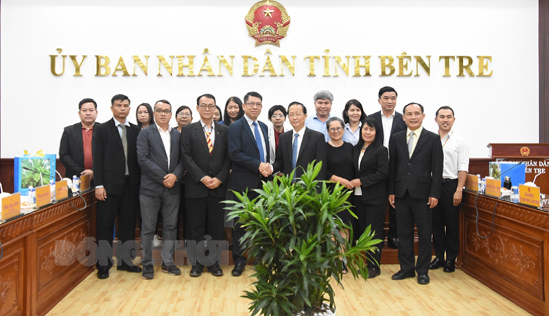 Đoàn công tác Bộ Thương mại Myanmar tìm hiểu xúc tiến thương mại tại Bến Tre Đoàn công tác Bộ Thương mại Myanmar chụp hình lưu niệm cùng lãnh đạo tỉnh Bến Tre.