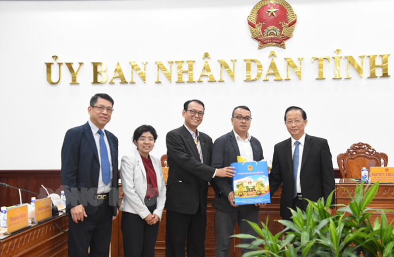 Đoàn công tác Bộ Thương mại Myanmar tìm hiểu xúc tiến thương mại tại Bến Tre Phó chủ tịch Thường trực UBND tỉnh Nguyễn Trúc Sơn trao quà lưu niệm cho đoàn công tác của Thứ trưởng Bộ Thương mại Myanmar.