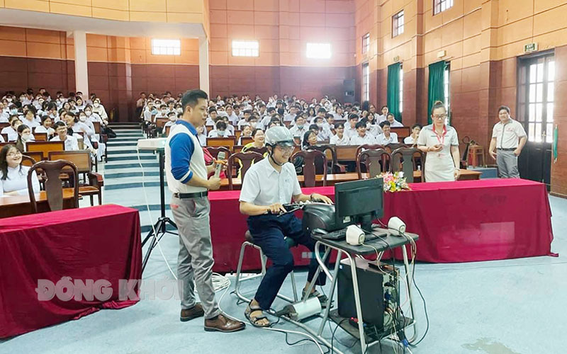 Phòng Cảnh sát giao thông Công an tỉnh phối hợp với FATACO Bến Tre tuyên truyền Luật An toàn giao thông và kỹ năng lái xe an toàn trong đoàn viên và học sinh.