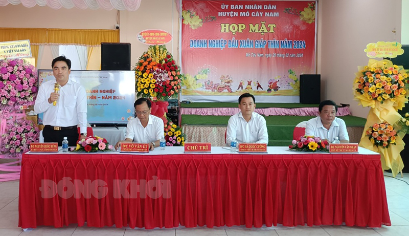 Tin hoạt động các huyện, thành phố ngày 28-2-2024 Chủ trì buổi họp mặt. Ảnh: Ngọc Vũ