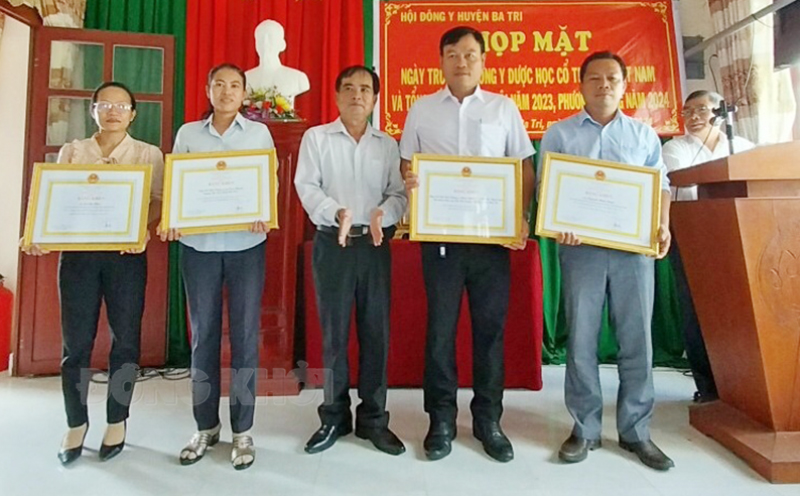 Tin hoạt động các huyện, thành phố ngày 28-2-2024 Trao bằng khen của Chủ tịch Hội Đông y Việt Nam cho các cá nhân, tập thể. Ảnh: Trà Dũng