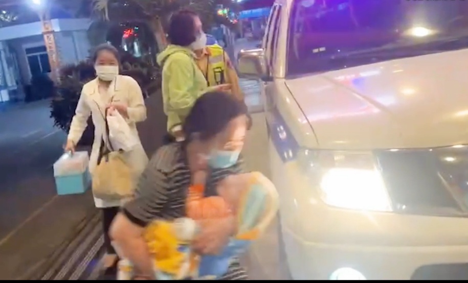 Cảnh sát giao thông dùng xe đặc chủng đưa bé 8 tháng tuổi đi cấp cứu Người nhà ẵm bé 8 tháng tuổi vào bệnh viện cấp cứu