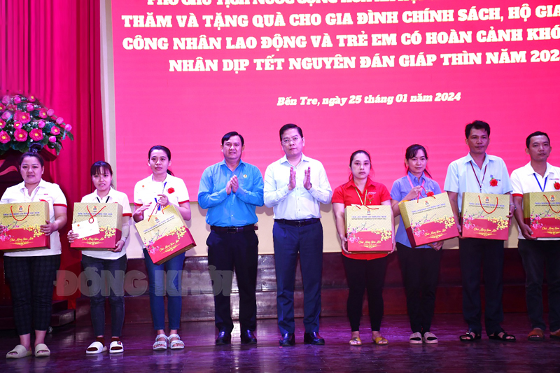Công nhân lao động trở lại làm việc sau Tết Nguyên đán Giáp Thìn 2024 Trao quà Tết cho công nhân lao động.