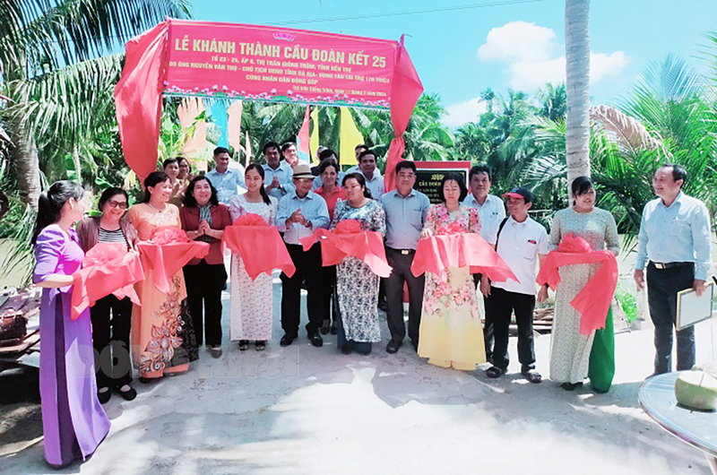 Tin hoạt động các huyện, thành phố ngày 28-2-2024 Nghi thức cắt băng khánh thành cầu. Ảnh: Diệu Hiền
