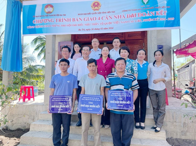 Đoàn đại biểu Quốc hội tỉnh vận động trao tặng 4 căn nhà Đại đoàn kết cho các gia đình khó khăn Bàn giao nhà cho 4 gia đình của Cầu Vĩ và ấp Gò Da, xã Mỹ Chánh.