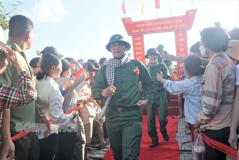 Quyết tâm phấn đấu rèn luyện, trưởng thành Thanh niên huyện Giồng Trôm hăng hái lên đường nhập ngũ. Ảnh: A Nguyệt